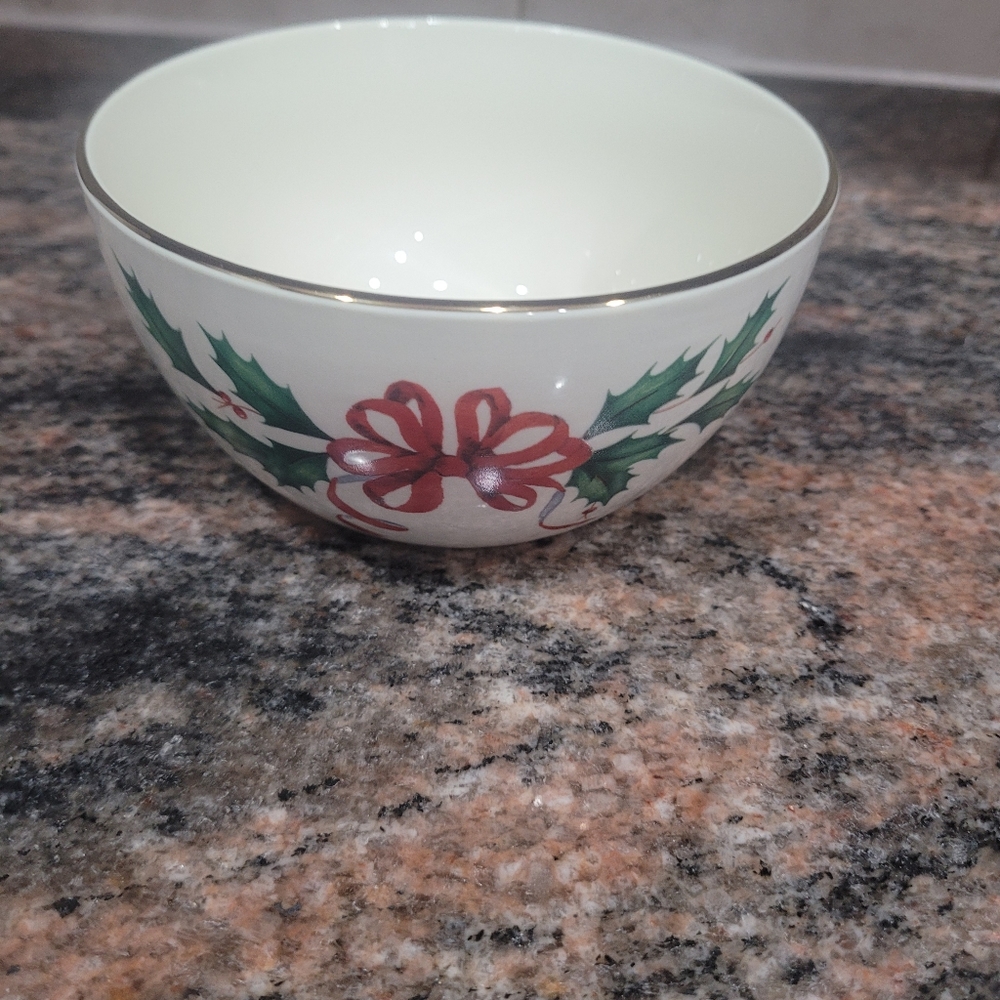 Lenox Holiday Bowl Bow Holly Design 24K Gold Accent 16 Oz